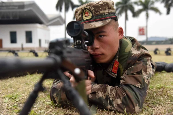 Ein Bewaffneter Scharfschütze Der Polizei Von Guangxi Während Eines Schießtrainings — Stockfoto