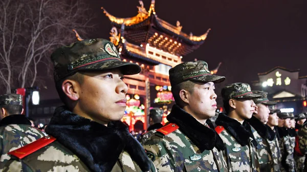 Félkatonai Rendőrök Őrt Turisták Helyi Lakosok Tömeg Qinhuai Lámpás Fesztivál — Stock Fotó