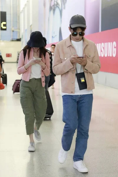 中国女優ニッケル および彼女の恋人の俳優静ボランは 2018 日中国東部の浙江省杭州市で空港で描かれる — ストック写真