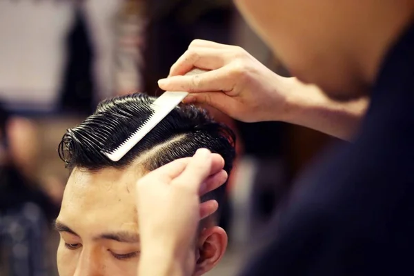 Właściciel Szanghaju Oparte Barbershop Nazwie Barbershop Koncentruje Się Tylko Mężczyzn — Zdjęcie stockowe