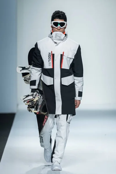 Sebuah Model Menampilkan Penciptaan Baru Fashion Show Rico Lee Selama — Stok Foto