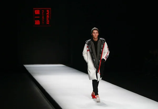 モデルは 中国ファッション週秋 2018 年北京 2018 日の間に南の Visaya のファッションショーで新しい創造を表示します — ストック写真