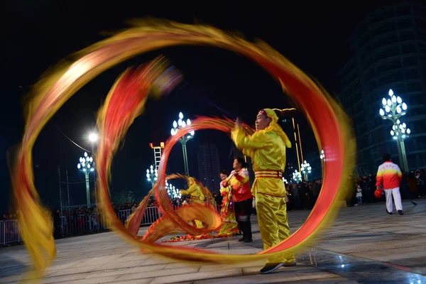 Artisterna Utföra Dragon Dans För Att Markera Den Kommande Lantern — Stockfoto