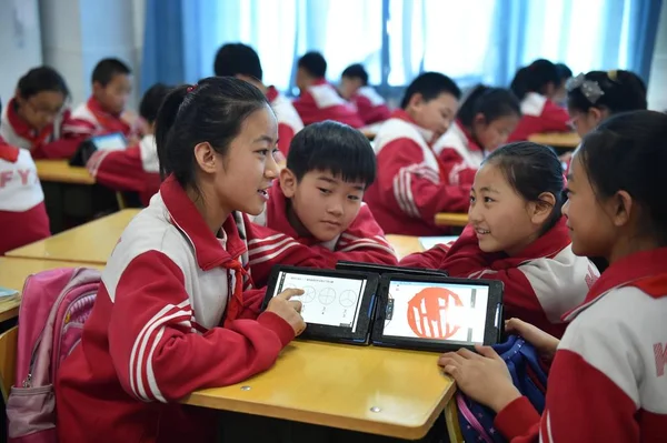 Alunos Usam Tablets Enquanto Discutem Uma Aula Uma Escola Primária — Fotografia de Stock