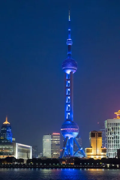 Oriental Pearl Tower Más Alta Ilumina Azul Junto Otros Rascacielos — Foto de Stock