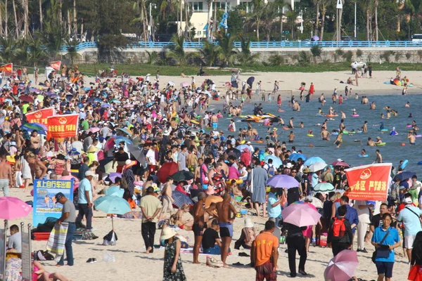 Kinesiska Turister Folkmassan Badort Den Första Dagen Den Kinesiska Nyåret — Stockfoto