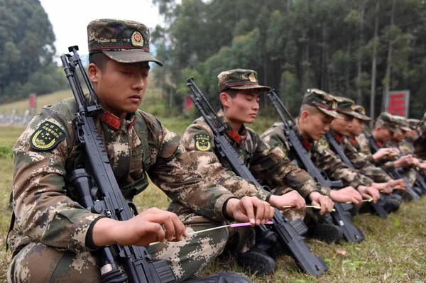 Atiradores Polícia Armada Guangxi Fecham Olhos Enquanto Passam Varas Finas — Fotografia de Stock