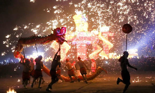 Artister Utför Dragon Dance Som Gnistor Skapad Smält Järnvatten Var — Stockfoto