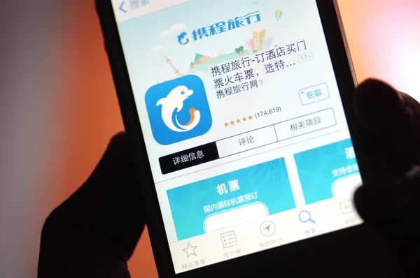 Пользователь Мобильного Телефона Показывает Значок Китайского Туристического Онлайн Агентства Ctrip — стоковое фото