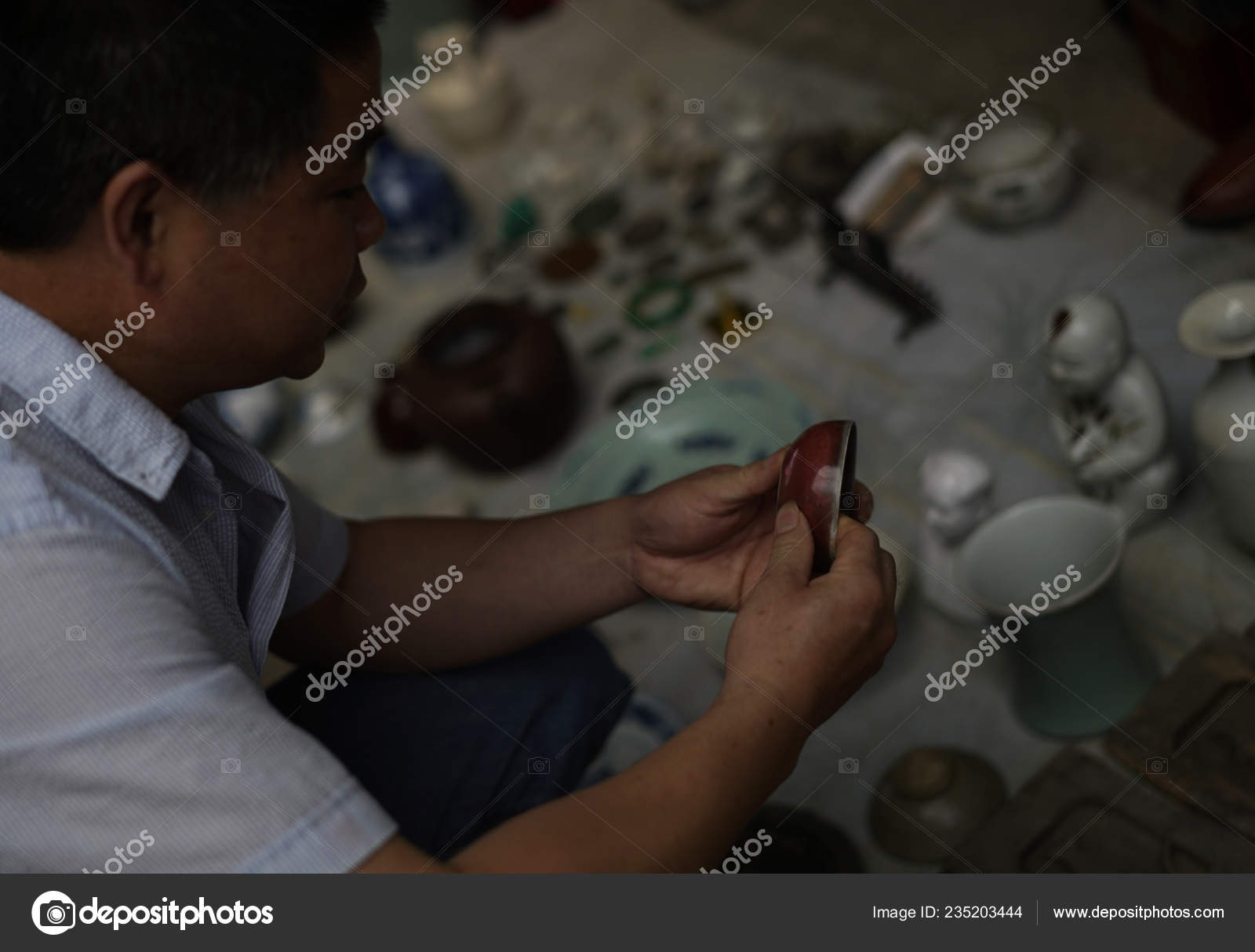 Kunder Försöker Identifiera Porslin Bitar Den Guishi Även Kallad