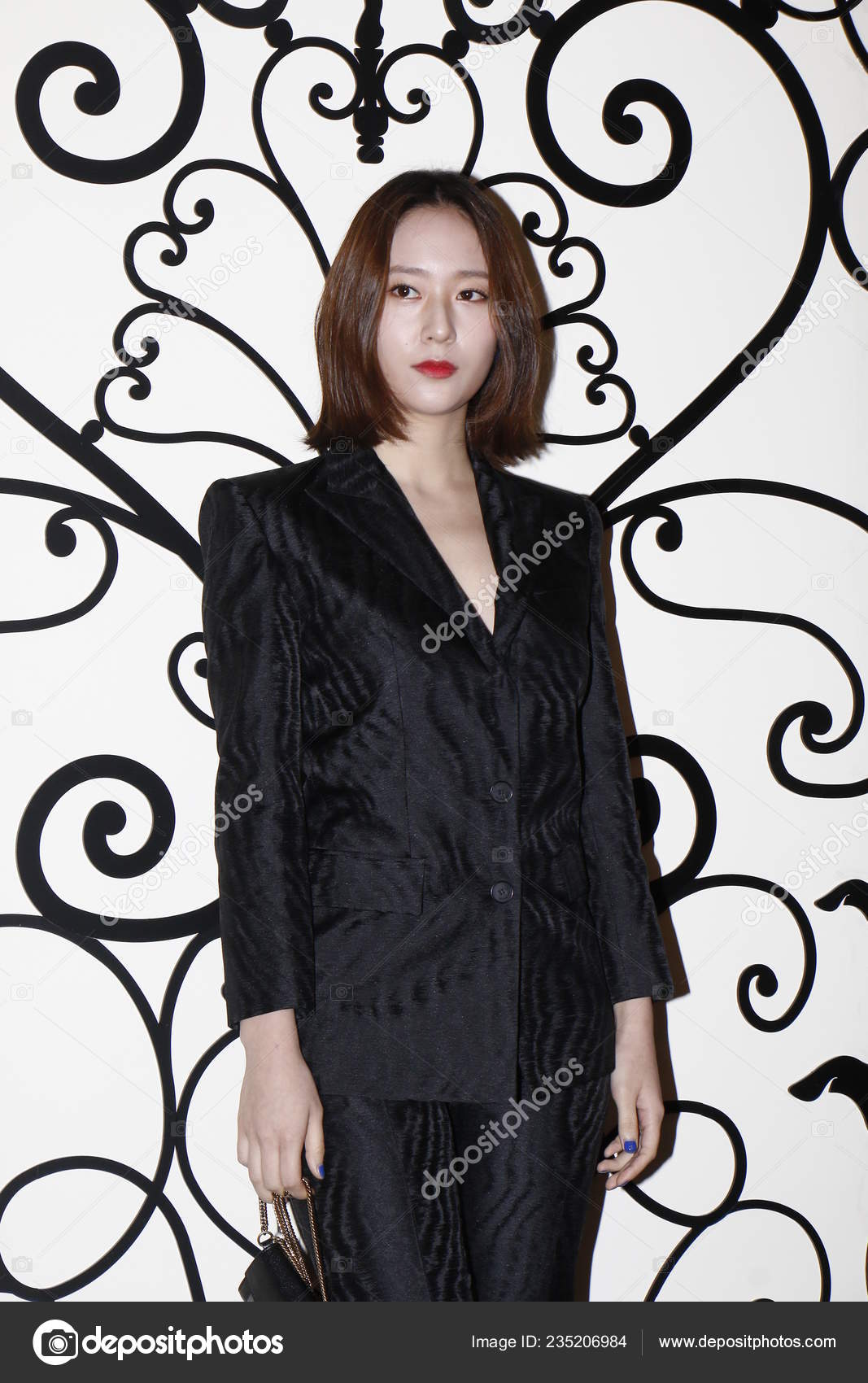 Krystal's Greeting as Tsubaki's New Model | English Version | TikTok, image size:1067x1700