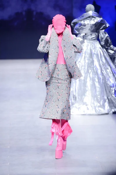 모델은 2018 베이징 2018 Sheguang Couture의 패션쇼에서 새로운 창조를 — 스톡 사진