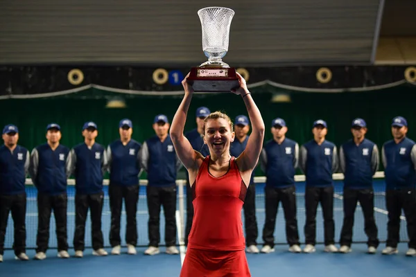 Симона Halep Румунії Позує Трофей Після Перемоги Над Siniakova Катерина — стокове фото