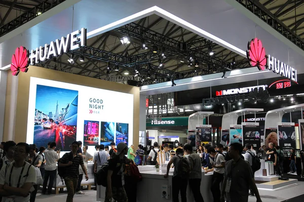 Pessoas Visitam Estande Huawei Durante Uma Exposição Xangai China Junho — Fotografia de Stock