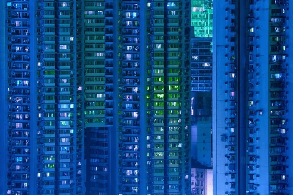 中国重慶市の暴風雨の中の住宅用高層ビルの夜景 2018年4月5日 — ストック写真