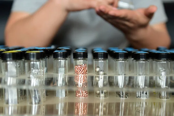 Кристаллы Висмута Извлеченные Китайским Химиком Хуадуном Замечены Лаборатории Городе Циндао — стоковое фото