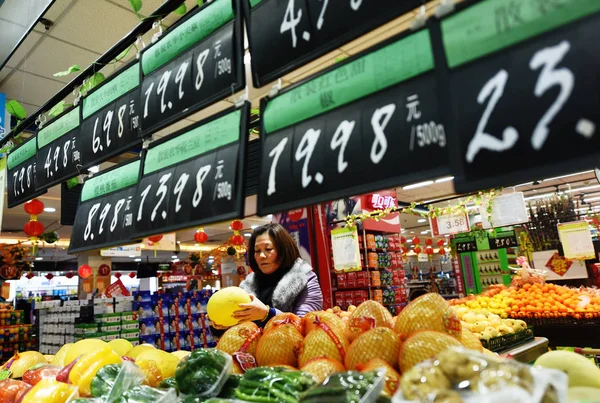 Customer Shops Fruit Supermarket Hangzhou City East China Zhejiang Province — Stock Photo, Image
