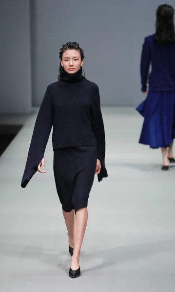 Modell Visar Skapelse Modevisning H_Deduct Zeng Liping Den Kina Mode — Stockfoto