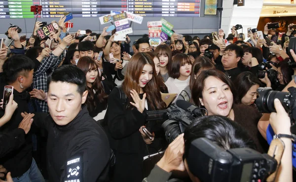 韩国女孩团体 G友成员于2017年1月7日抵达台湾台北的台湾桃园国际机场 — 图库照片