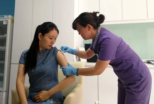 Une Chinoise Pékin Qui Est Première Vaccinée Recevoir Vaccin Monovalent — Photo