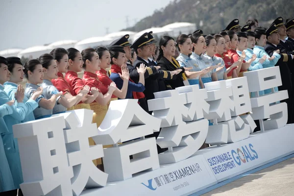 Bemanningsleden Van Chinese Xiamen Airlines Poses Voor Foto Met Het — Stockfoto