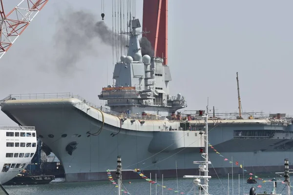 Kinesiska Arbetstagare Arbete Däck Kinas Första Inhemskt Byggda Hangarfartyg Typ — Stockfoto