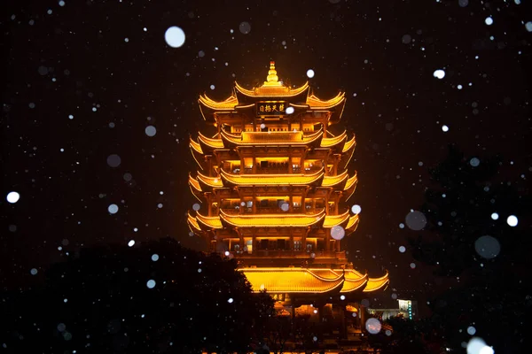 Vista Torre Guindaste Amarelo Iluminante Neve Noite Cidade Wuhan Província — Fotografia de Stock
