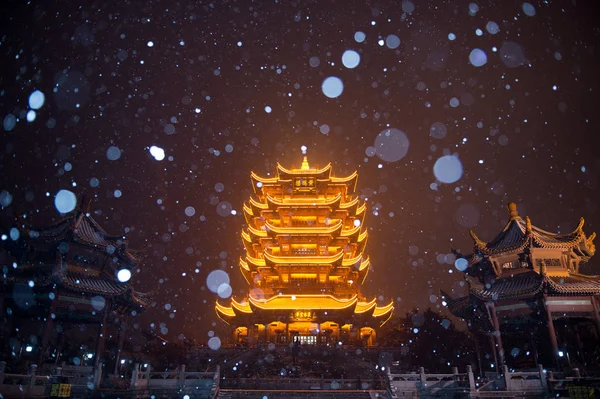 Vista Della Illuminante Torre Della Gru Gialla Nella Neve Notte — Foto Stock