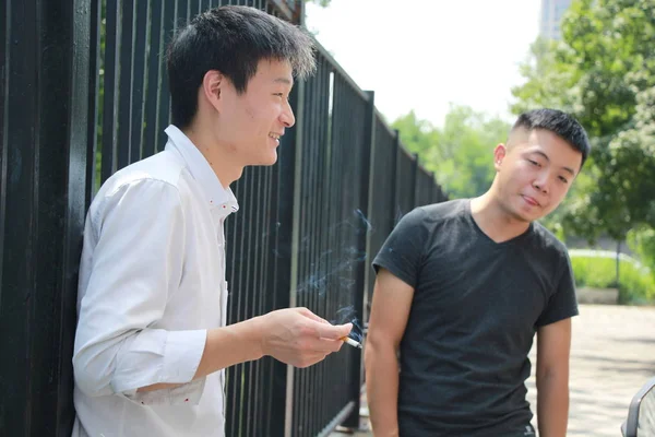 Chinesische Männer Rauchen Zigaretten Auf Einer Straße Peking China August — Stockfoto