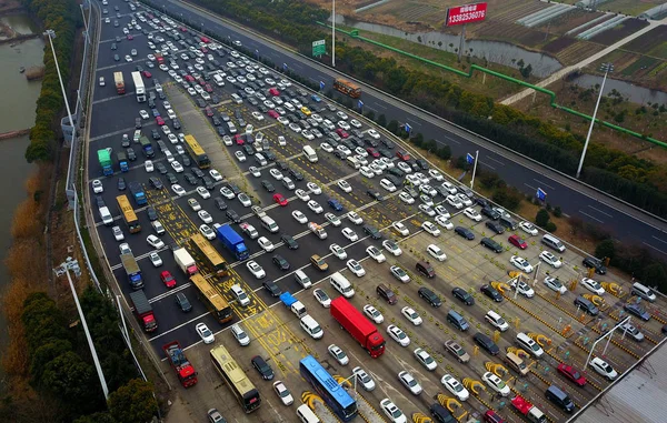 Dieser Luftaufnahme Stehen Massen Von Fahrzeugen Schlange Eine Mautstelle Auf — Stockfoto