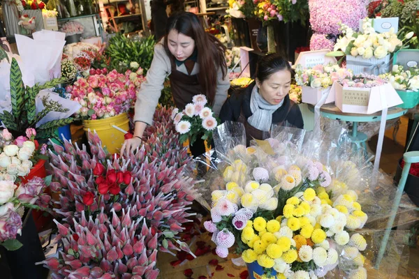 2017년 12일 장쑤성 랴오닝강시 관윈현에서 발렌타인데이를 앞두고 꽃가게에서 직원들이 준비하고 — 스톡 사진