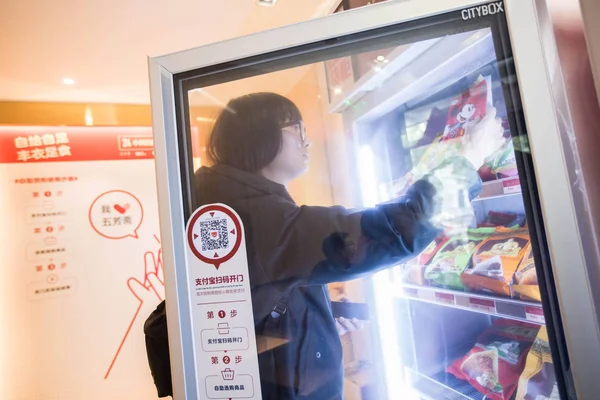 Customer Gets Food Freezer First Automated Restaurant Run Chinese Commerce — Stock Photo, Image