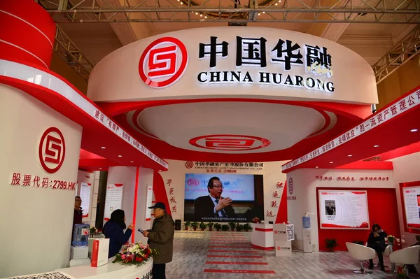 Människor Besöker Montern Kina Huarong Asset Management Finansiell Expo Peking — Stockfoto
