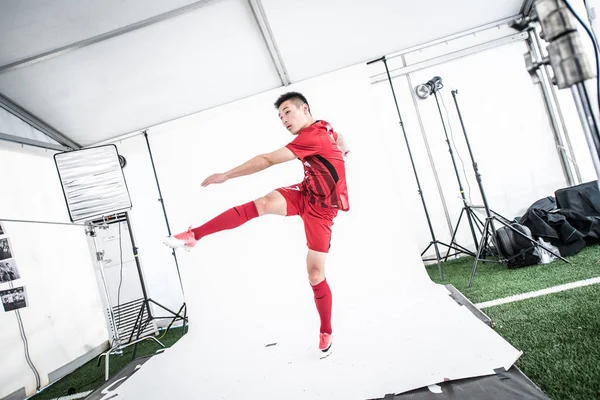 排他的な 2018 中国サッカー協会スーパー リーグ 中国での公式の肖像画の撮影セッション中に中国サッカー選手呉レイの上海 Sipg ポーズ 2018 — ストック写真