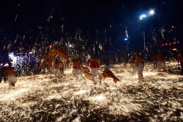 Artister Utför Dragon Dance Som Gnistor Skapad Smält Järnvatten Var — Stockfoto