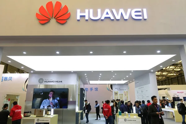 File People Visita Estande Huawei Durante Uma Exposição Xangai China — Fotografia de Stock