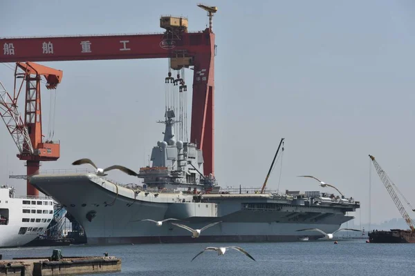 Chinese Arbeiders Arbeid Het Dek Van China Eerste Binnenland Gebouwde — Stockfoto