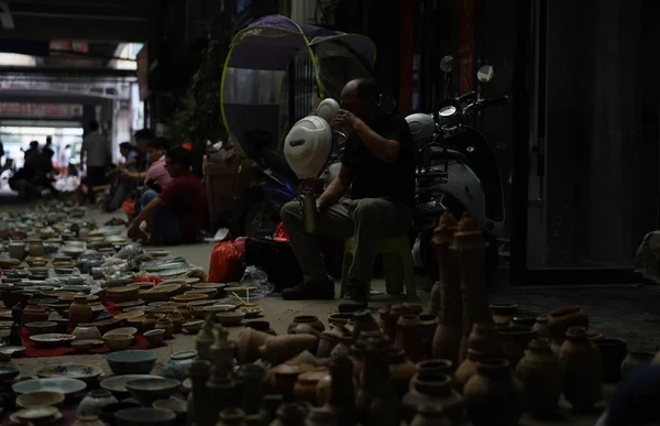Los Clientes Intentan Identificar Piezas Porcelana Guishi También Llamado Mercado — Foto de Stock