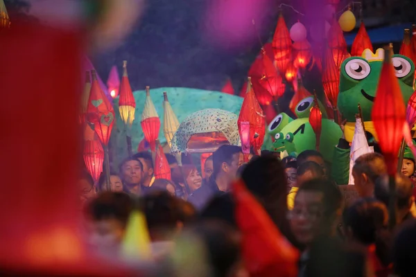 Čínští Vesničané Zvednout Lucerny Označení Qima Festival Nebo Festival Žába — Stock fotografie