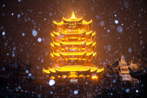 Vista Torre Guindaste Amarelo Iluminante Neve Noite Cidade Wuhan Província — Fotografia de Stock