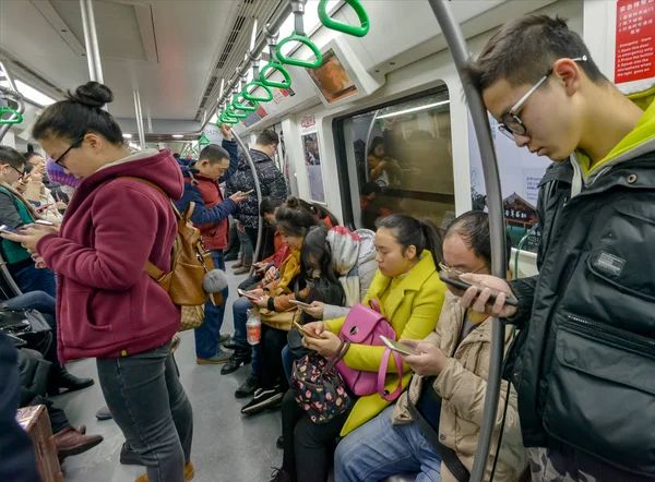 Passageiros Usam Seus Smartphones Para Navegar Internet Trens Metrô Cidade — Fotografia de Stock