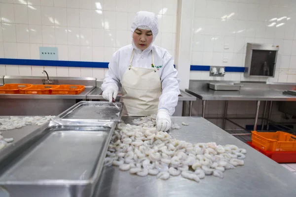 Lavoratore Cinese Elabora Gamberetti Uno Stabilimento Trasformazione Alimentare Beijing Jingtie — Foto Stock
