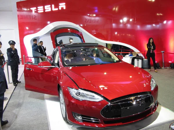 Lidé Navštívit Stánek Tesla Auto Výstavy Šanghaji Číně Duben 2014 — Stock fotografie