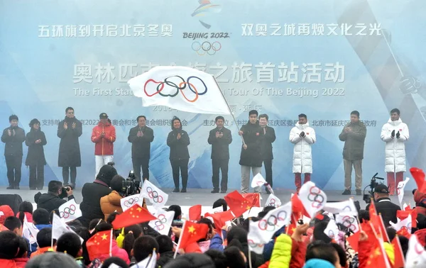 Κινέζοι Κυματίζουν Κινεζικές Εθνικές Και Ολυμπιακές Σημαίες Κατά Διάρκεια Της — Φωτογραφία Αρχείου