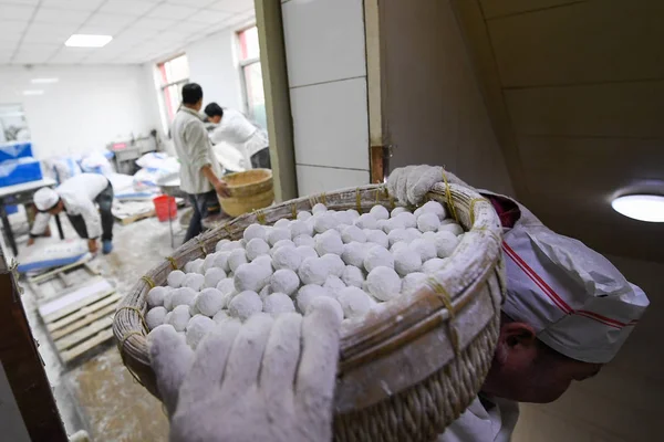 Operaio Cinese Trasporta Cesto Palline Riso Glutinose Noto Anche Come — Foto Stock