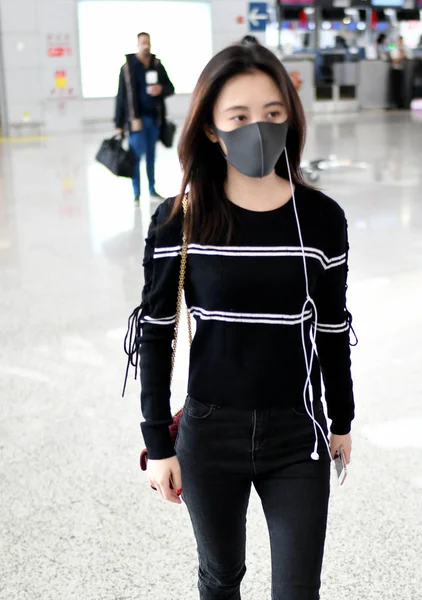 中国歌手 女演员朱景义在中国上海浦东国际机场合影 她曾是中国女孩团体 Snh48 的成员 — 图库照片