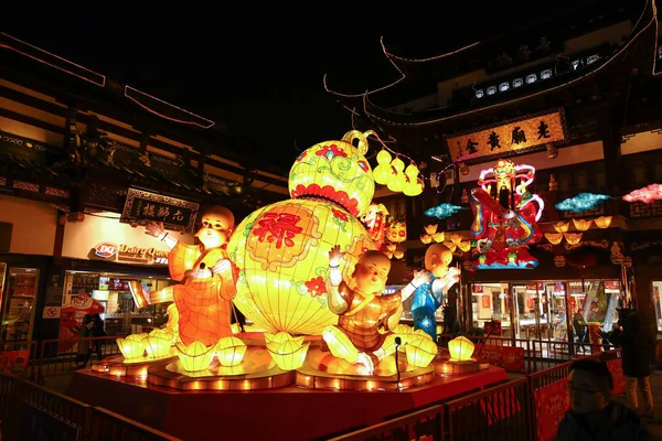 Pessoas Vêem Lanternas Durante Uma Feira Lanternas Yuyuan Garden Xangai — Fotografia de Stock