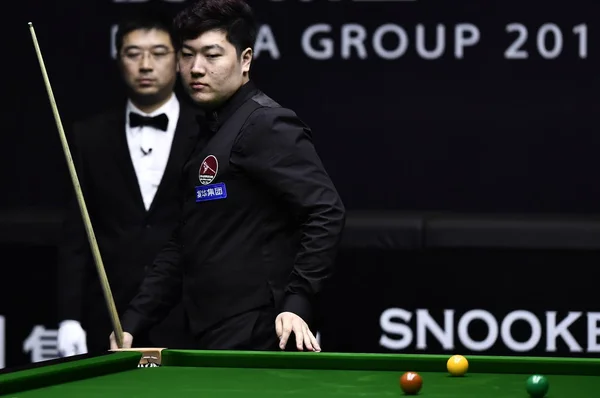 stock image Yan Bingtao of China considers a shot to Mark Allen of Northern Ireland in their second round match during the 2018 World Snooker China Open in Beijing, China, 4 April 2018