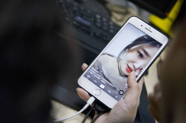2018年3月22日 在中国南方广东省广州市 一位网友在智能手机上观看了北京 Bytedance 技术有限公司 双向视频应用程序 Douyin 海外迭代 Tik Tok — 图库照片