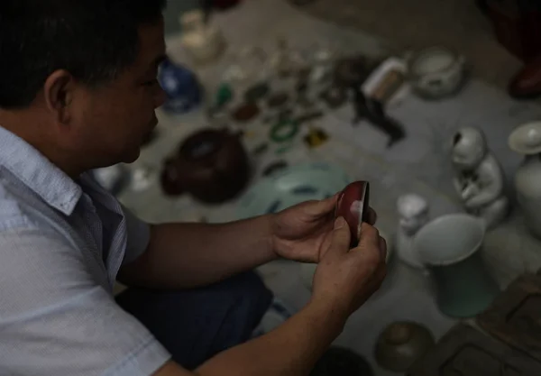 Customers Try Identify Porcelain Pieces Guishi Also Called Black Market — Stock Photo, Image